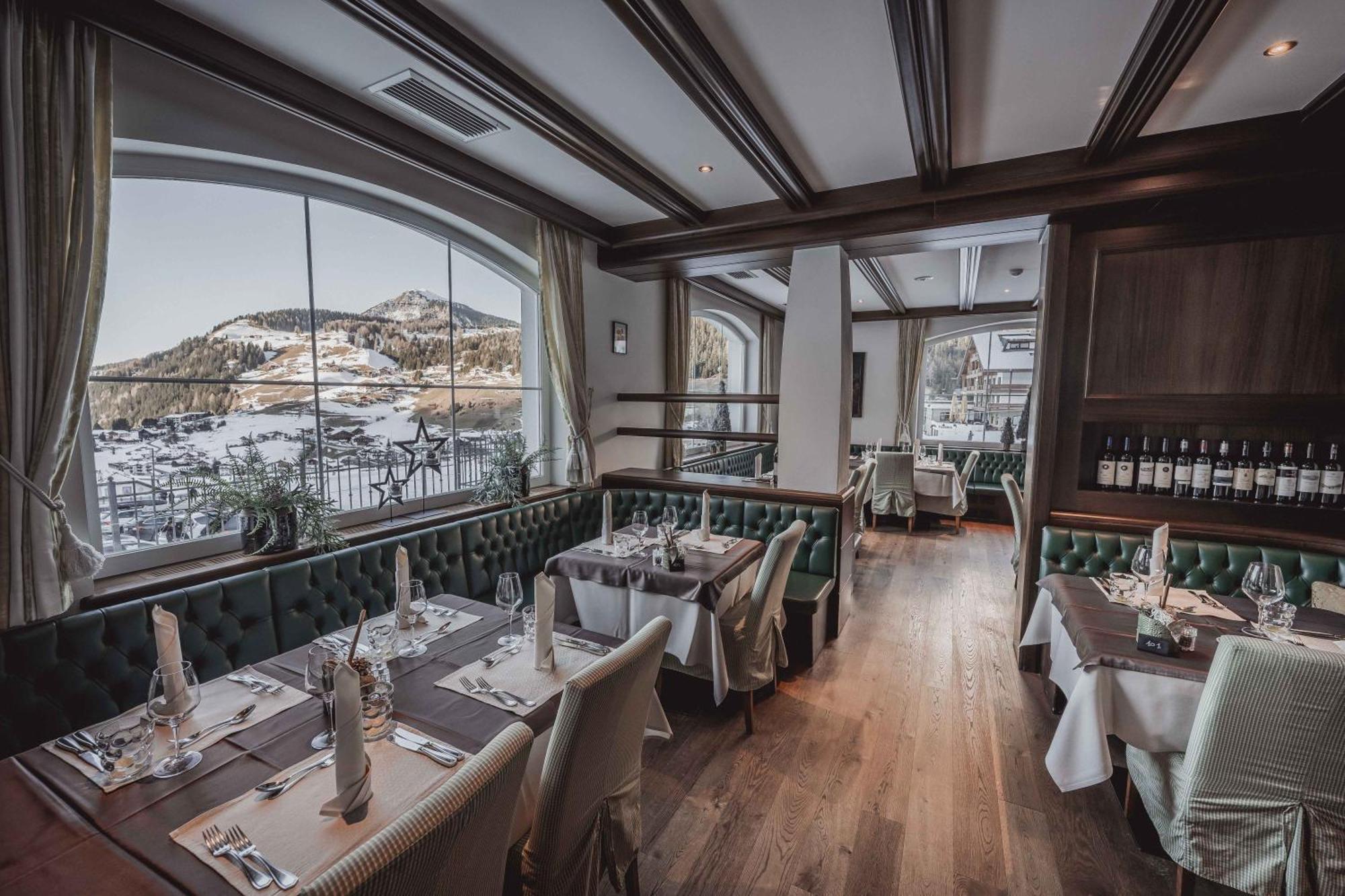 Hotel Continental Dolomites Selva di Val Gardena Exterior foto
